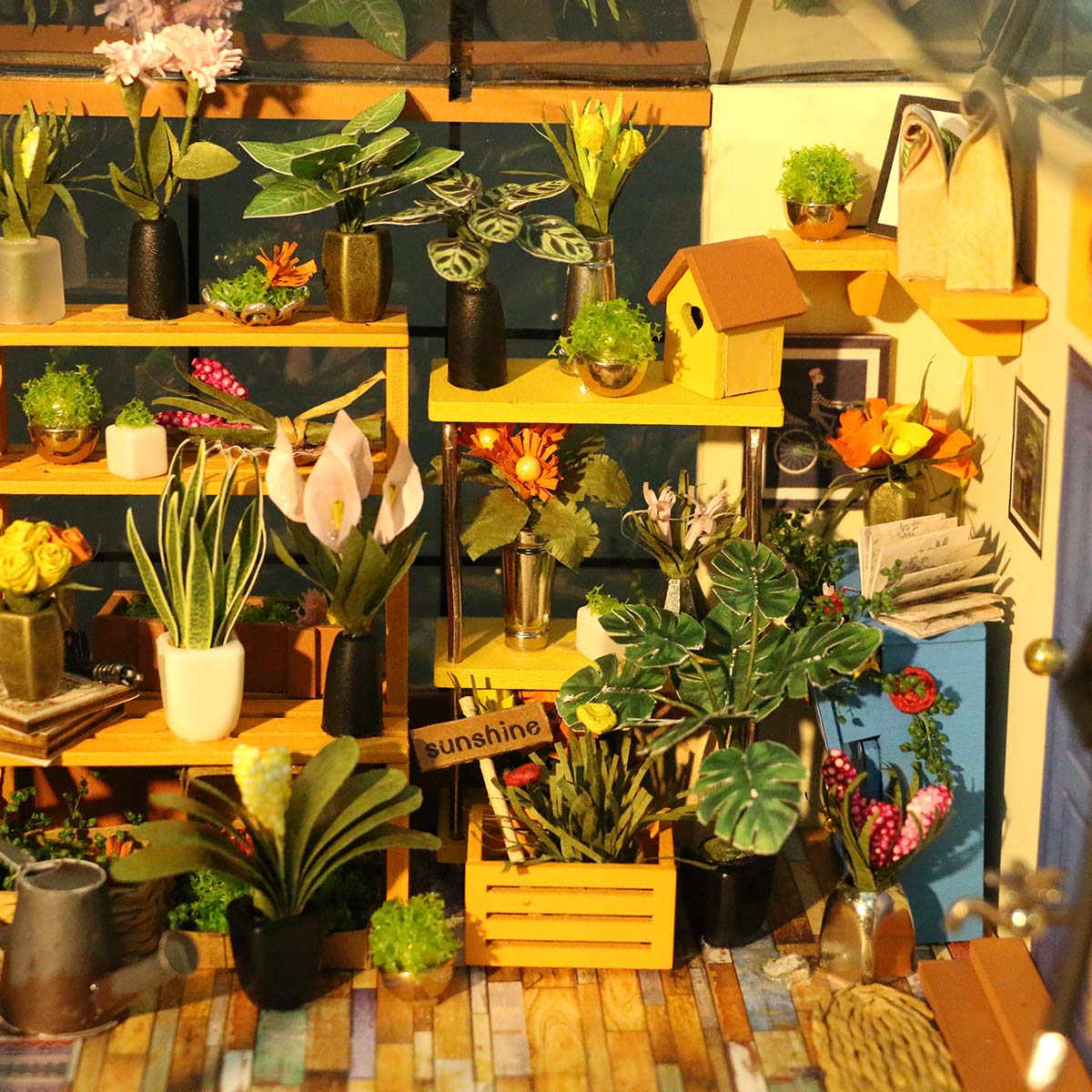 Miniaturmodell eines Blumenladens mit Regalen voller Pflanzen und einem kleinen Vogelhaus