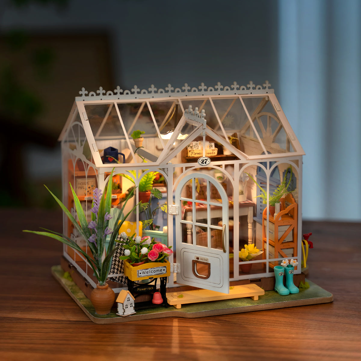 Miniatur Gewächshaus Modellbausatz mit Pflanzen und Gartenutensilien