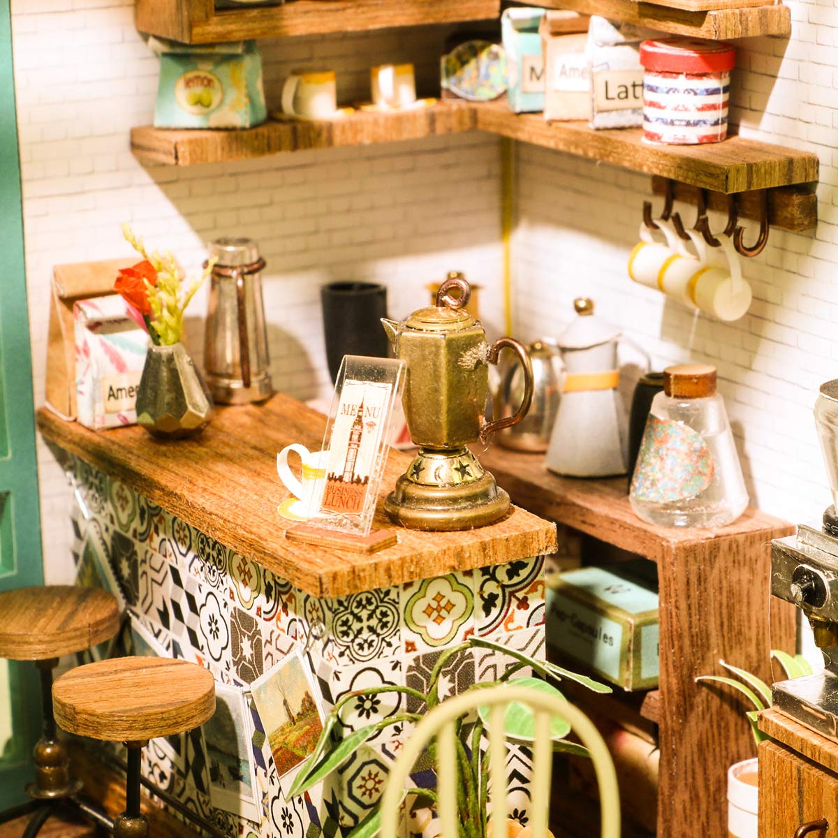 Miniaturmodell einer Kaffeebar mit Theke und Kaffeekanne