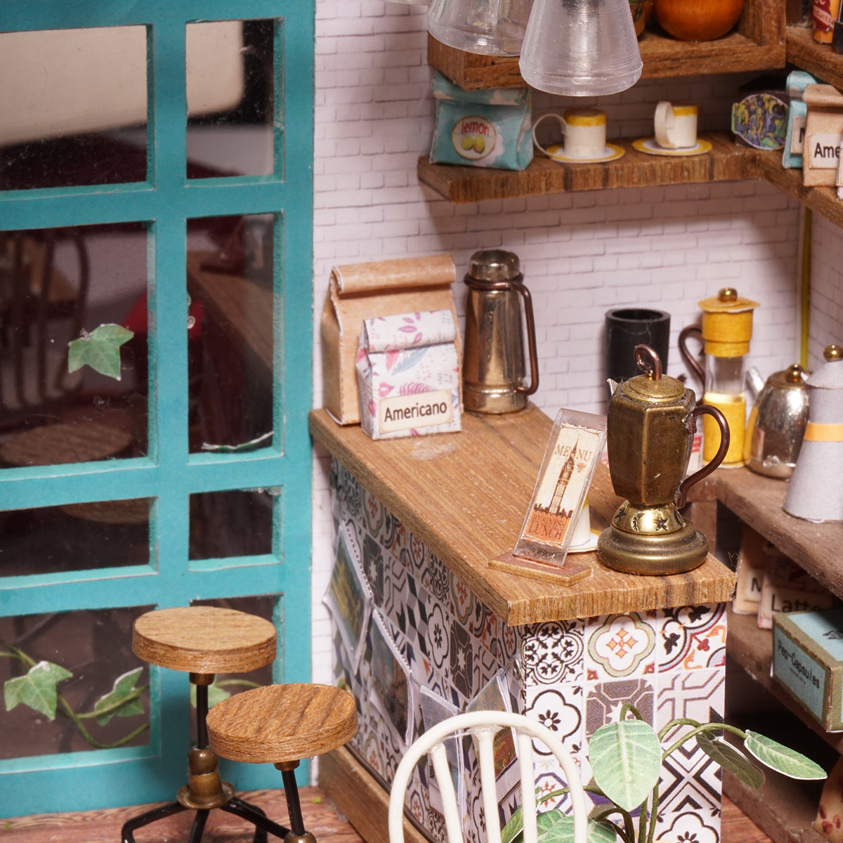 Miniaturmodell eines Cafes mit Theke Barhockern und Kaffeekanne