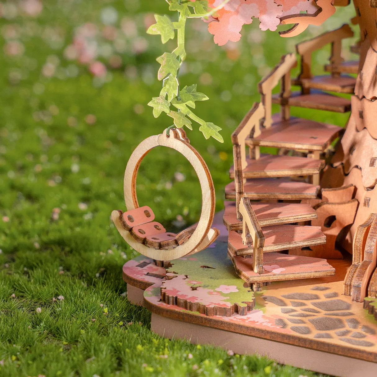 Miniatur-Baumhaus mit Schaukel und Wendeltreppe