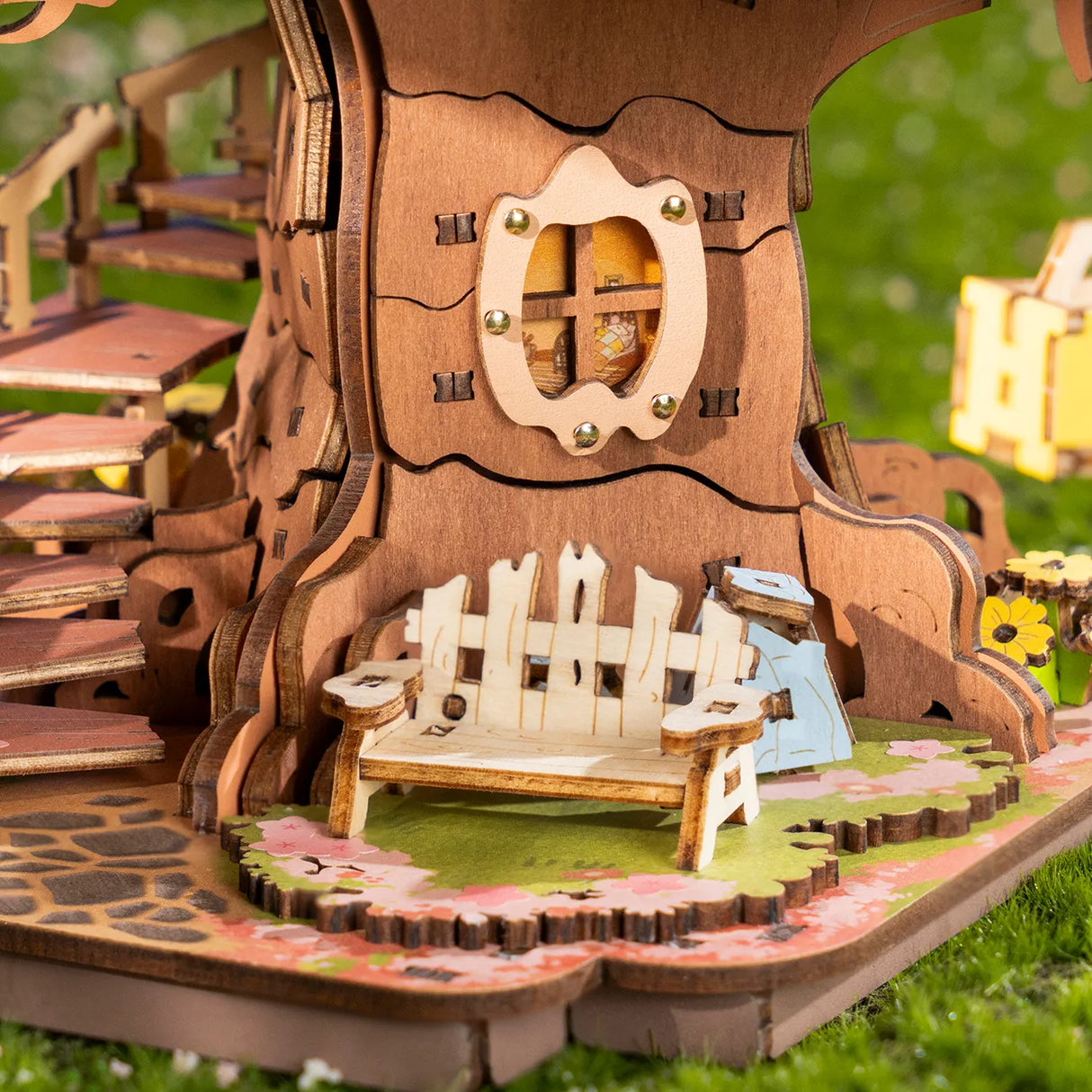 Nahaufnahme eines hölzernen Baumhaus-Puzzles mit einer Bank und einem Fenster
