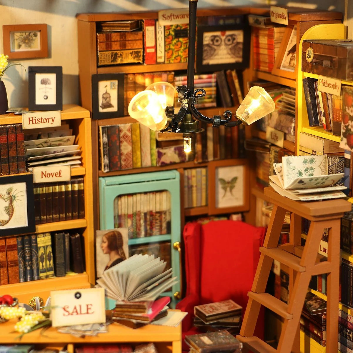 Miniaturmodell einer Bibliothek mit Regalen voller Bücher und einem roten Sessel