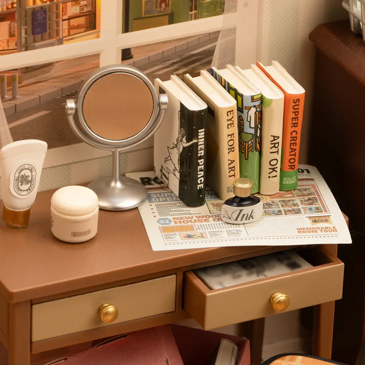 Miniatur Schreibtisch mit Spiegel Buechern und Tintenfass