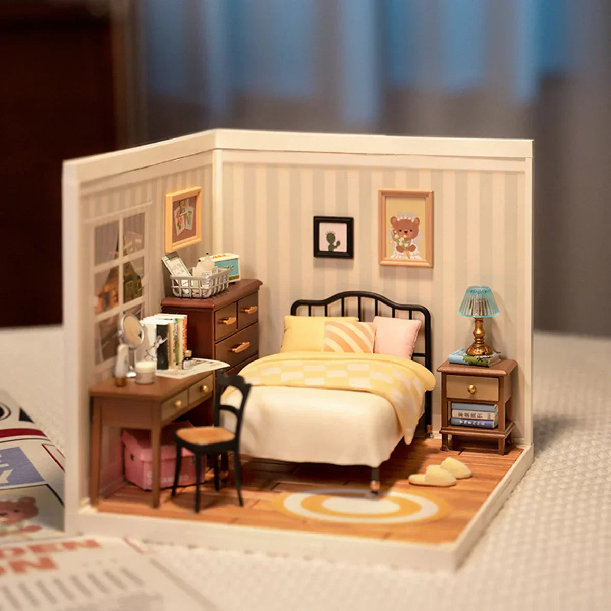 Miniatur Schlafzimmer mit Bett Schreibtisch Kommode und Wandbildern