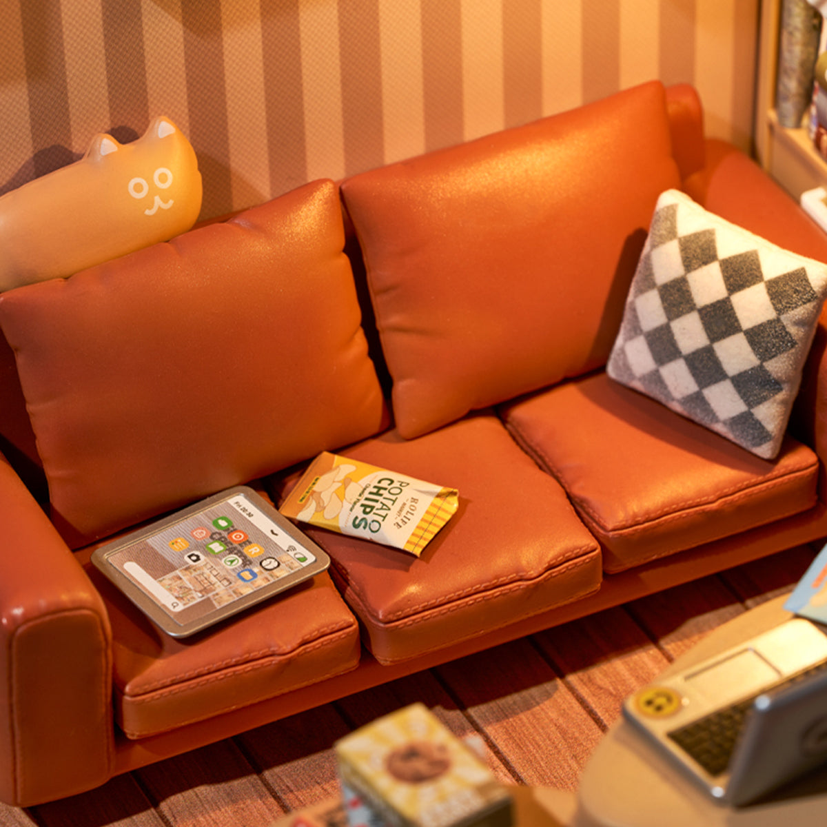 Miniatursofa in Orange mit Kissen Tablet und Chipstüte