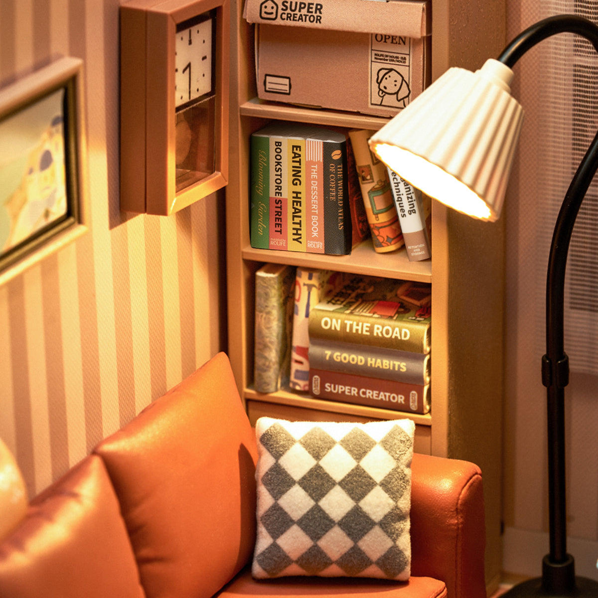 Miniatur Wohnzimmer mit Bücherregal Sofa und Stehlampe