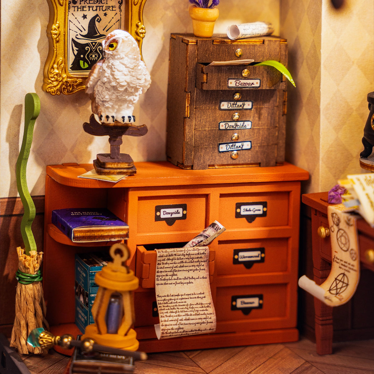 Miniatur-Schreibtisch mit Eulenfigur, Besen, Laterne und Schriftrollen