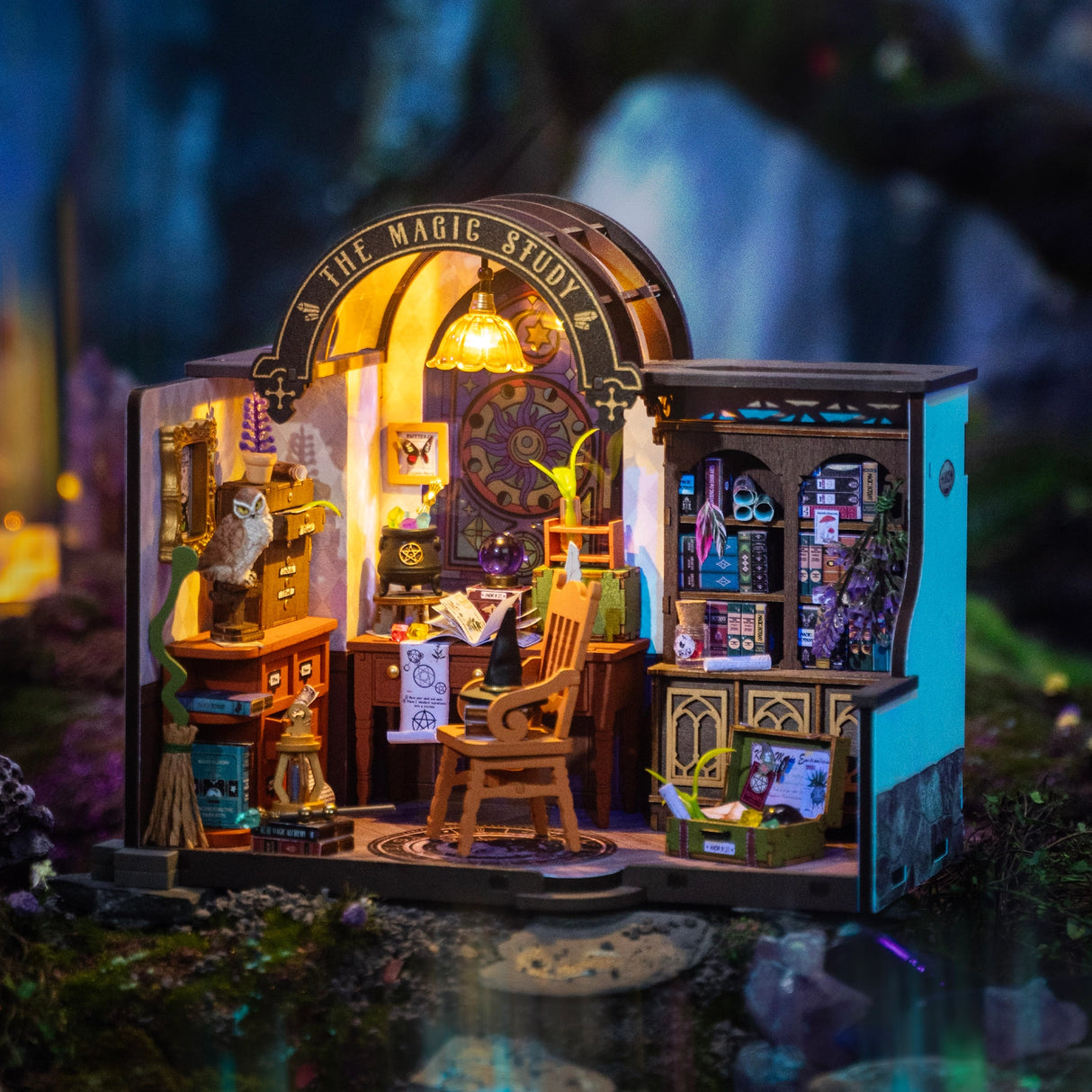 Miniatur-Zauberstudium mit Eule, Besen, Schreibtisch, Stuhl, Büchern und Zauberutensilien