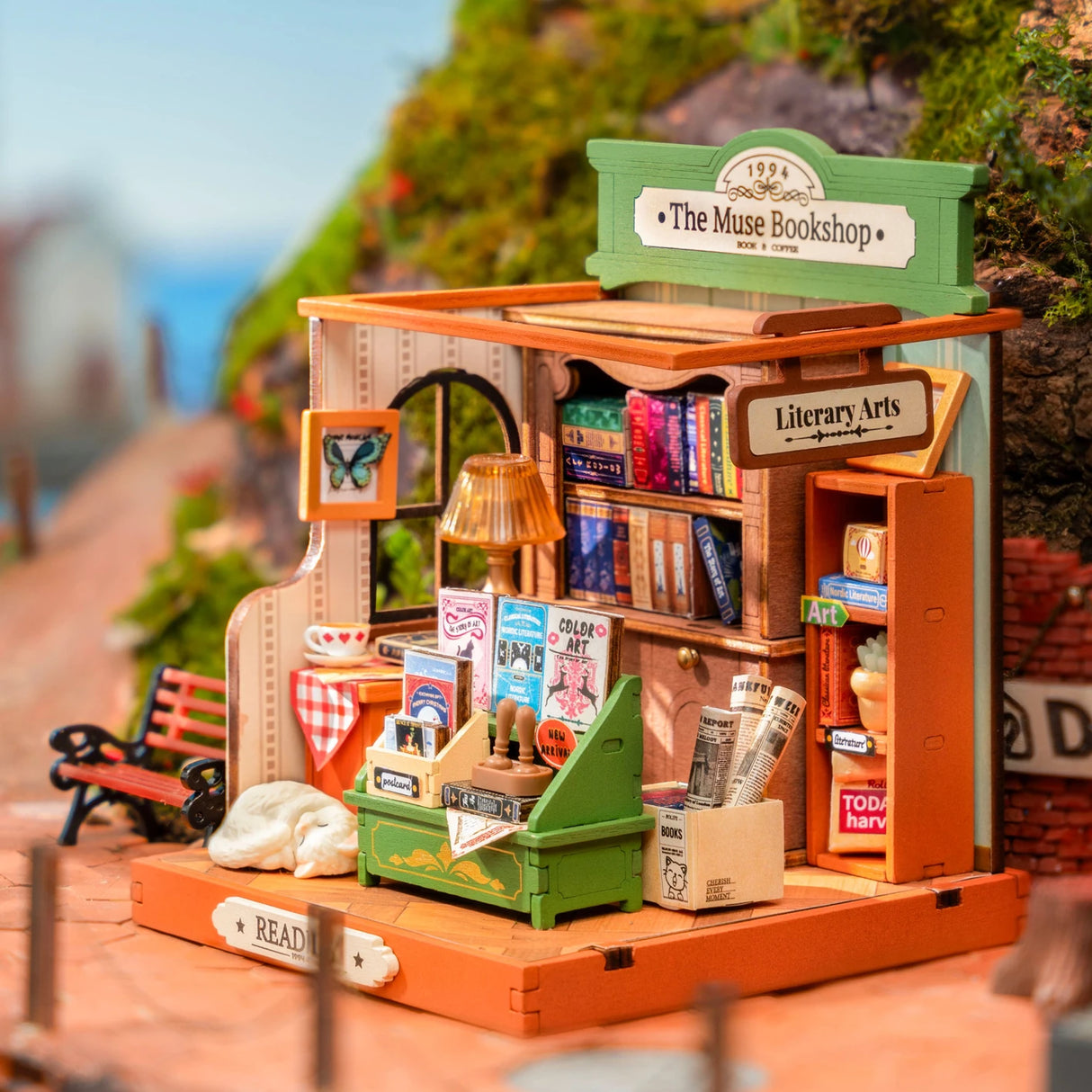 Miniaturmodell einer Buchhandlung mit Regalen Buechern und einer schlafenden Katze
