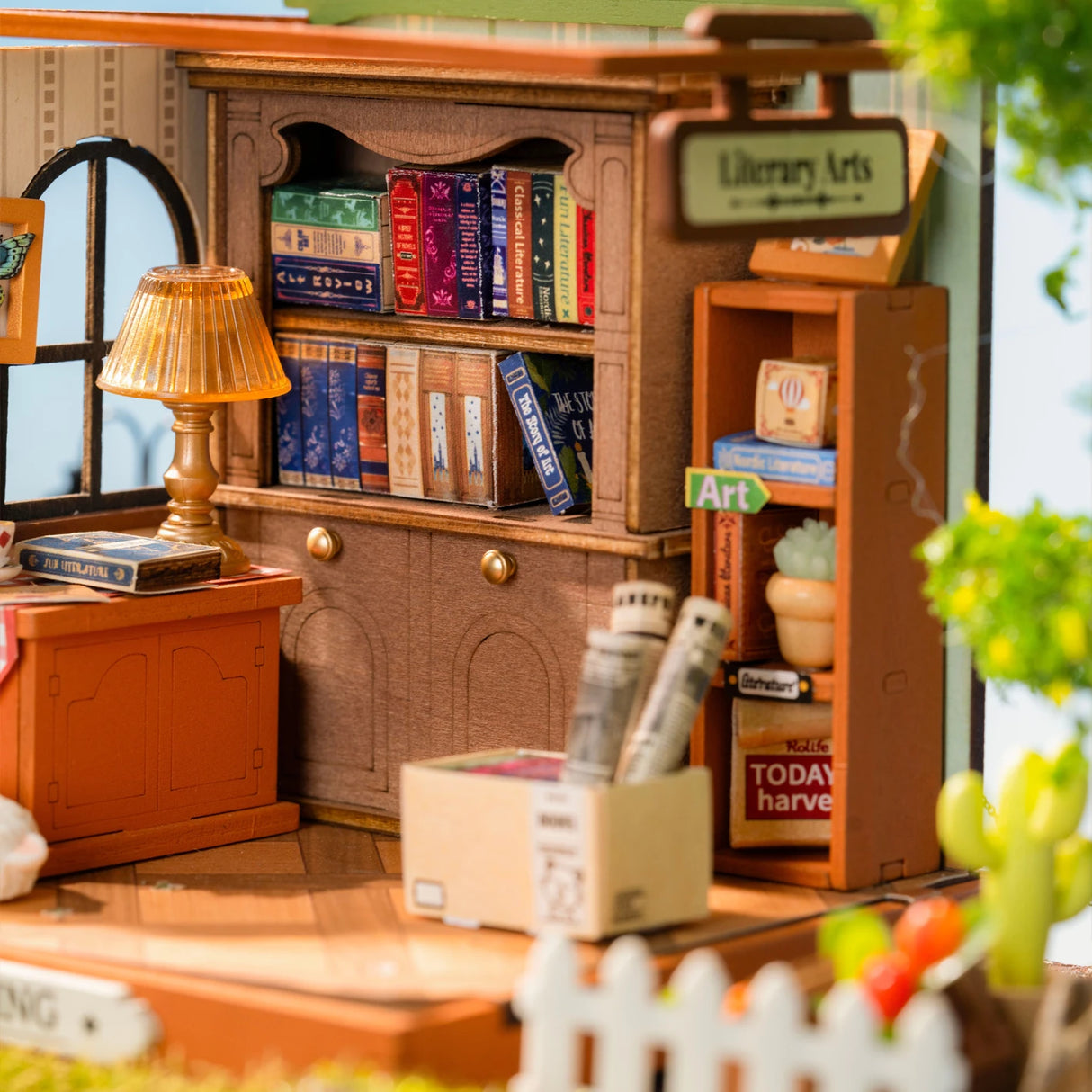 Miniatur Buchhandlung mit Holzregalen und kleinen Buchattrappen