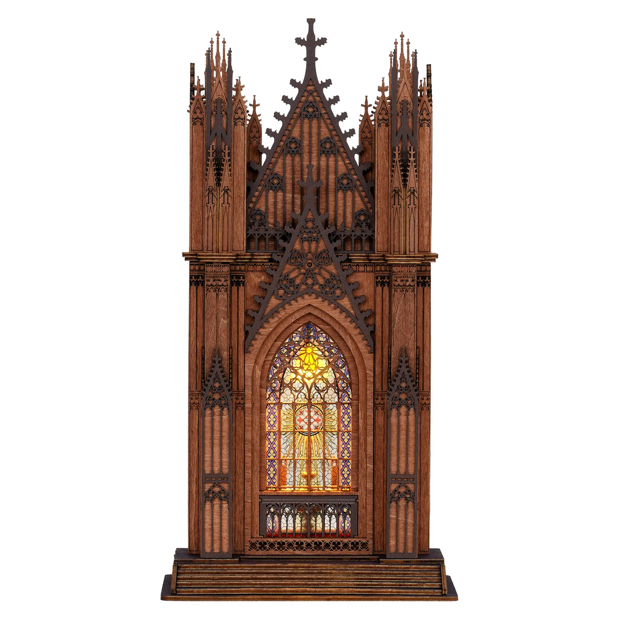 Gotische Kathedrale aus Holz mit Buntglasfenster und Kerzenlicht