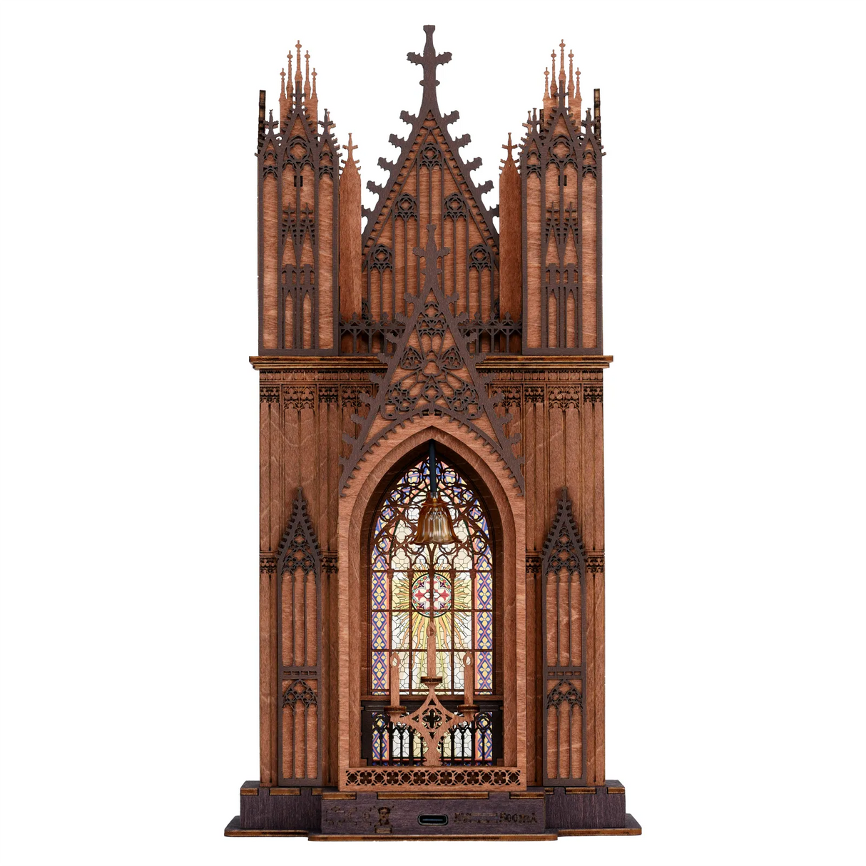 Holzkirche mit Buntglasfenster und Kerzen