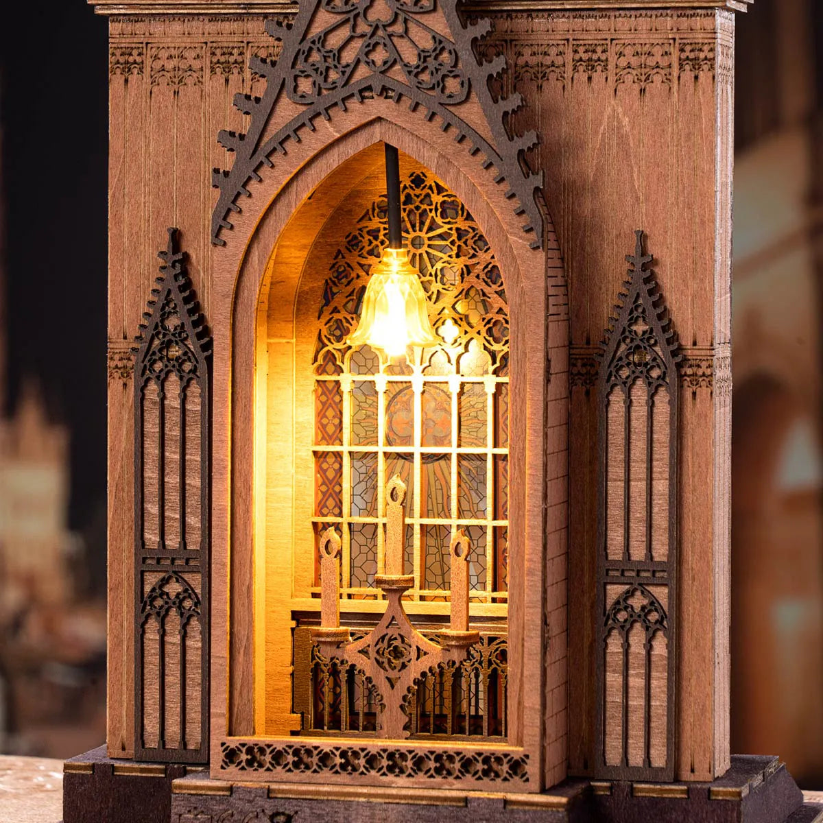 Holzkirche mit Buntglasfenstern und Kerzenleuchter