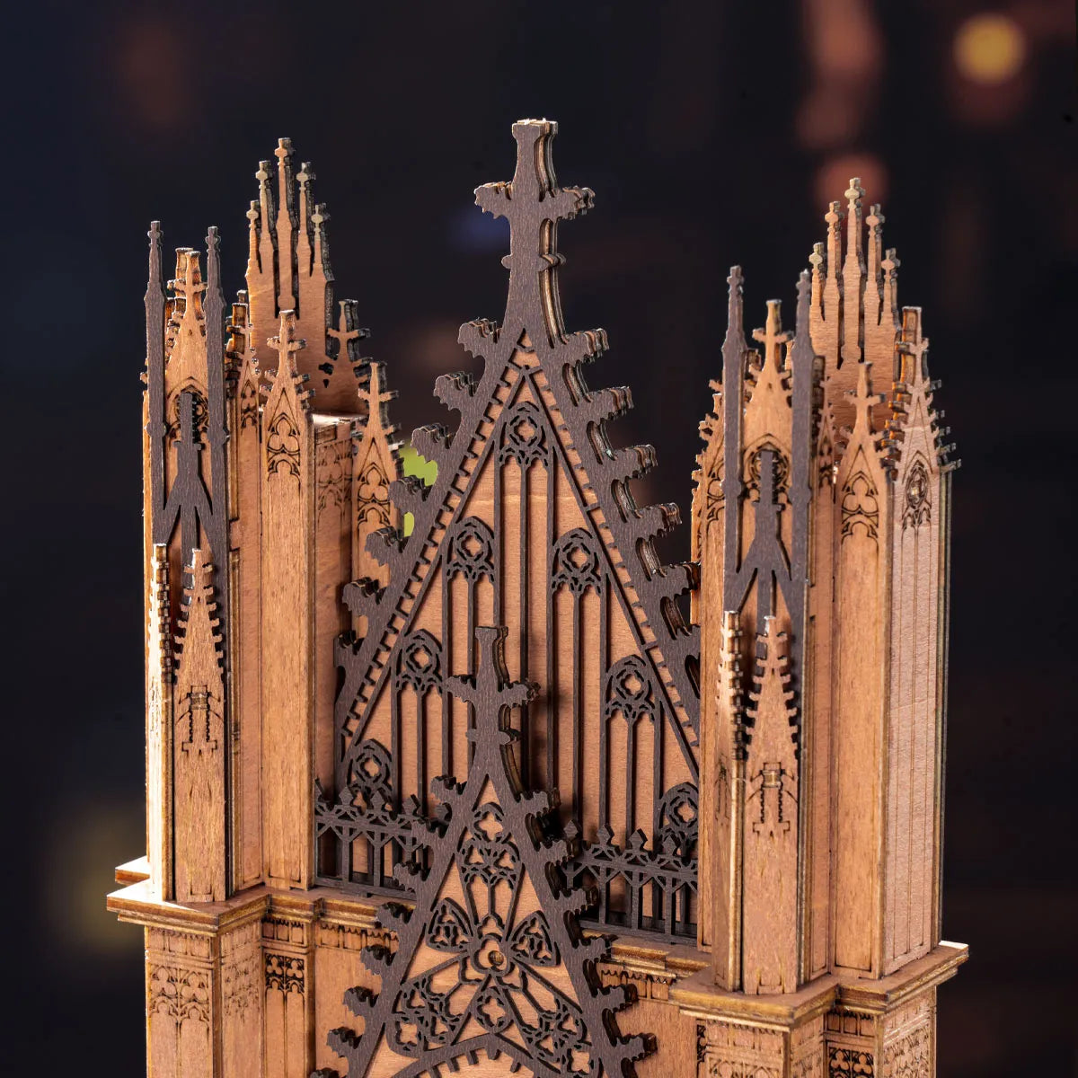 Holzmodell einer gotischen Kathedrale mit filigranen Türmen und Verzierungen