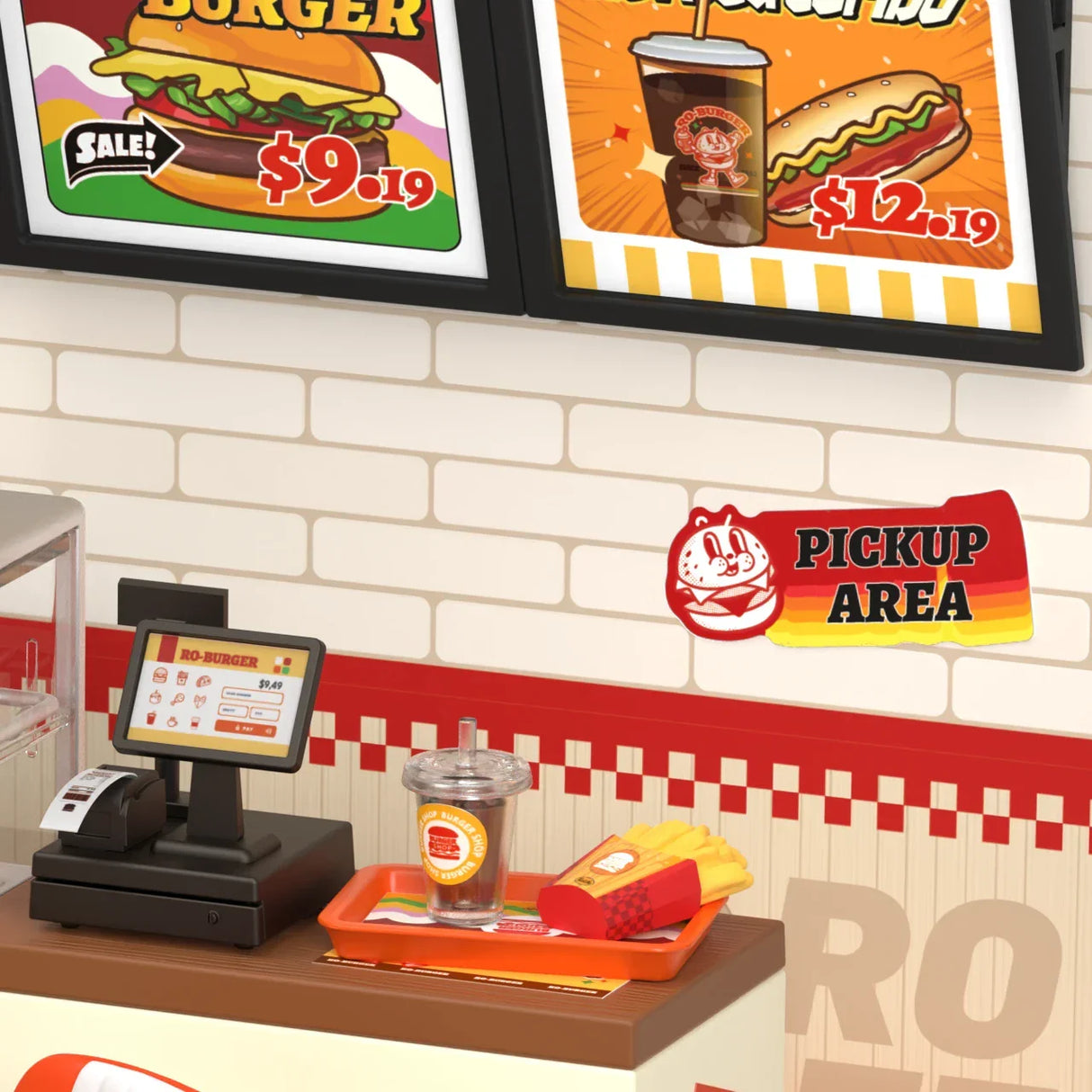 Ein Spielzeug-Fast-Food-Restaurant mit Menütafeln, einer Kasse und einem Tablett mit Essen