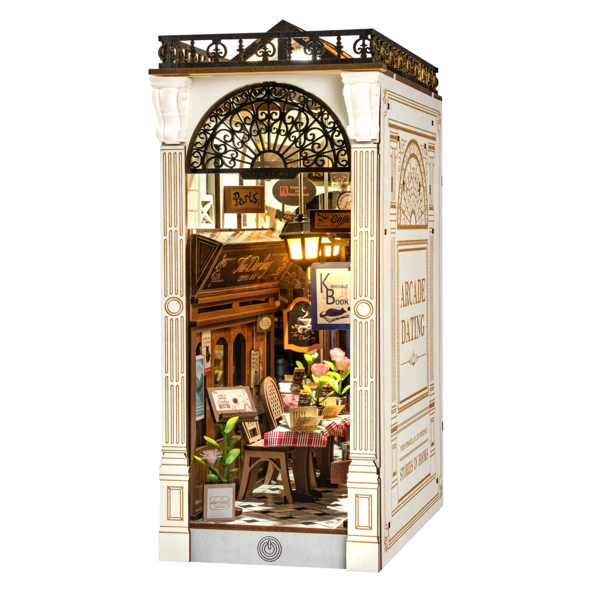 Miniatur-Diorama eines Pariser Cafés mit Tischen, Stühlen und Laternen