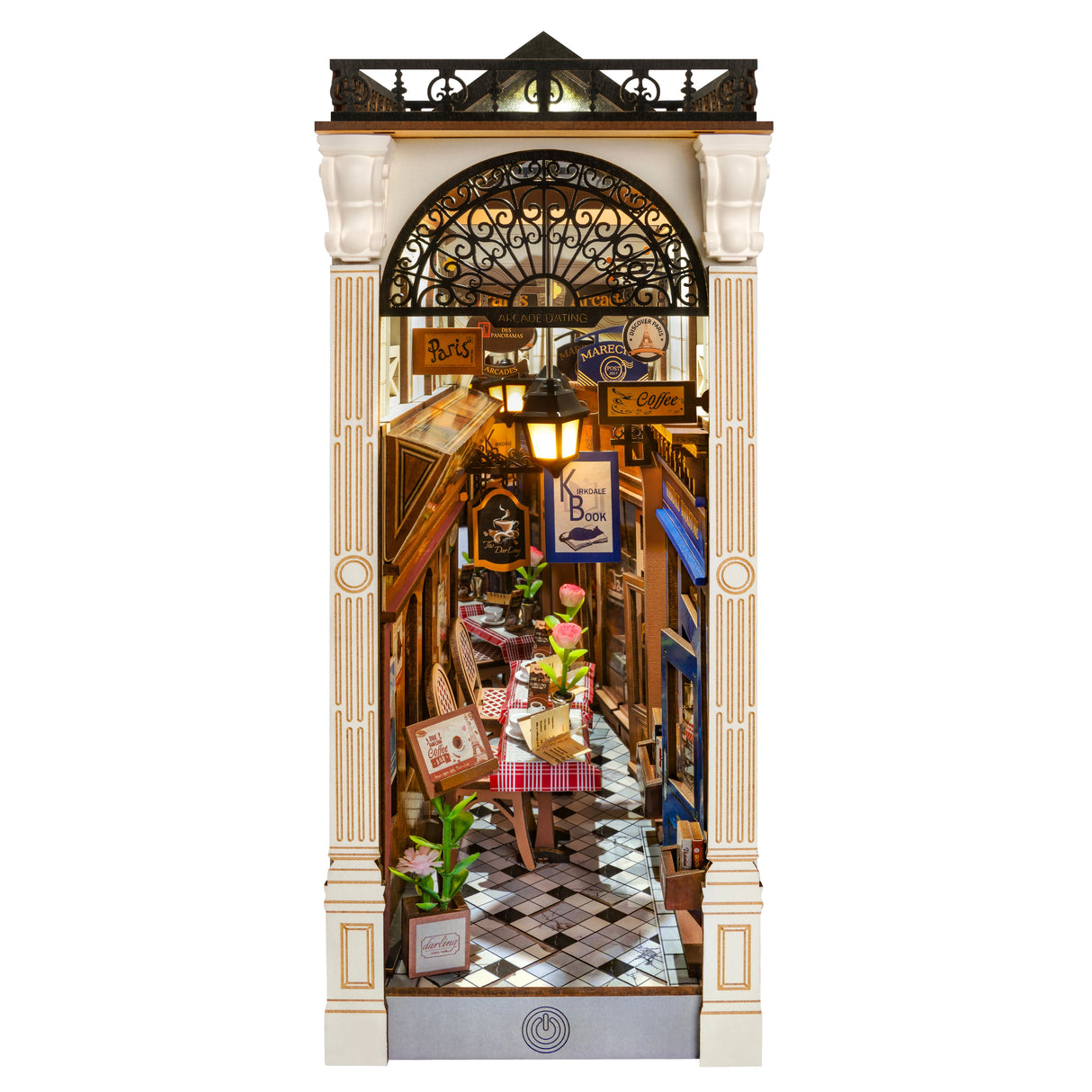 Miniatur-Diorama eines Pariser Cafés mit Tischen, Stühlen und dekorativen Schildern