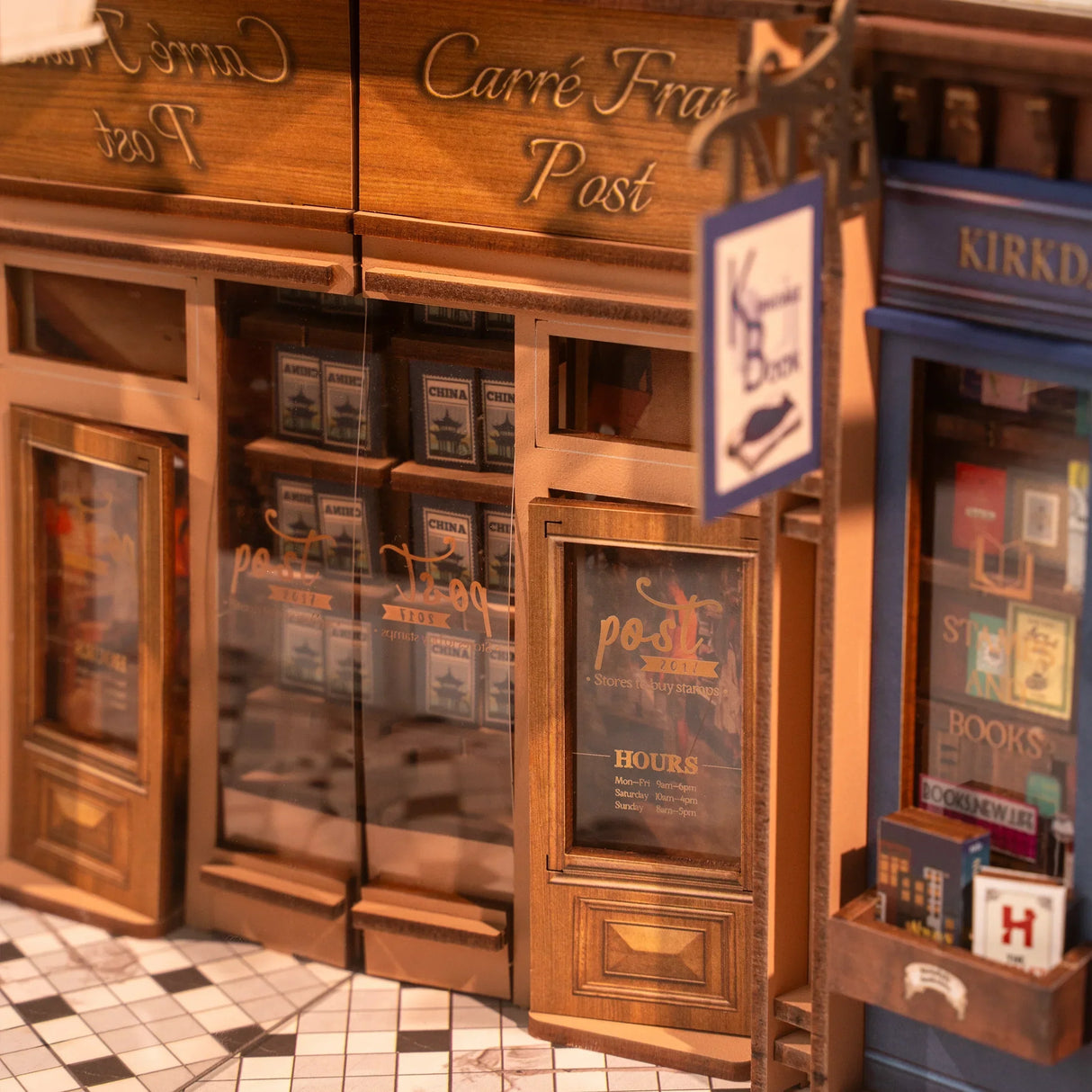 Miniatur-Postamt und Buchhandlung mit Holzfassade und Fliesenboden