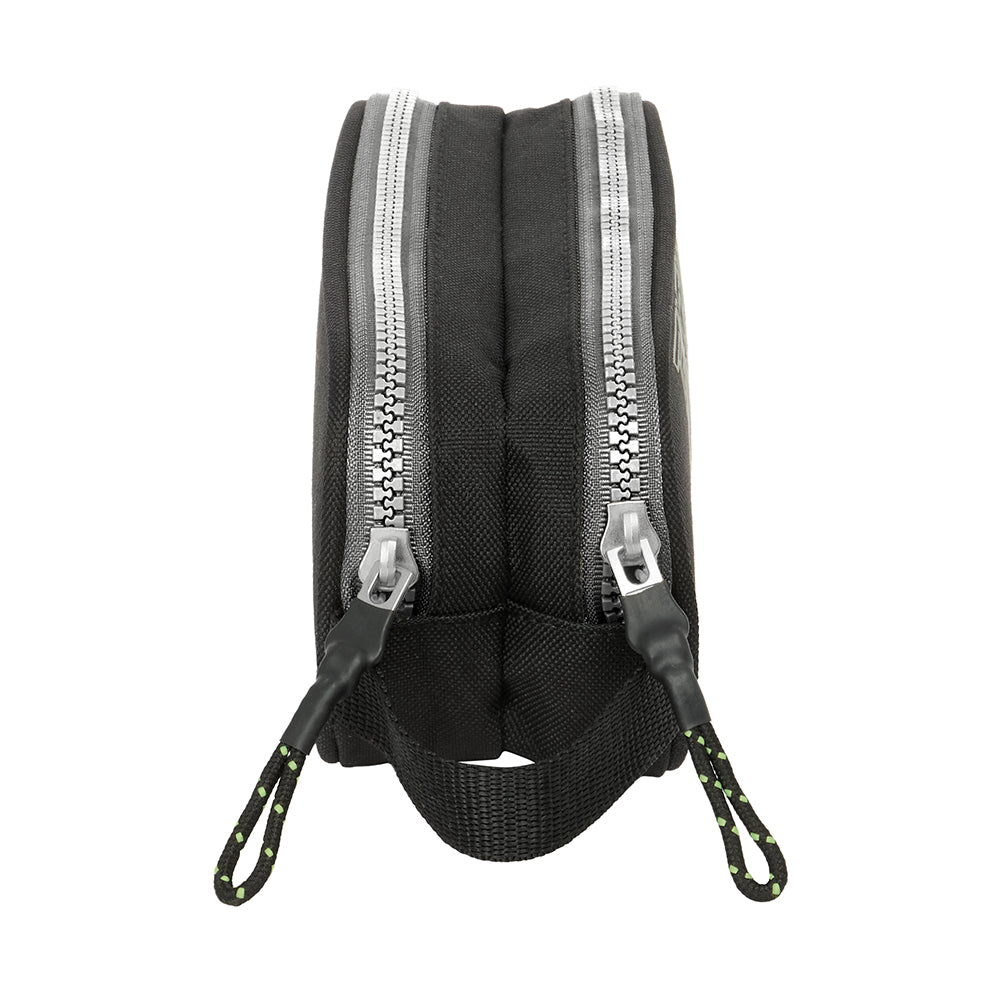 Schwarze Tasche mit zwei Reißverschlüssen und Trageschlaufe