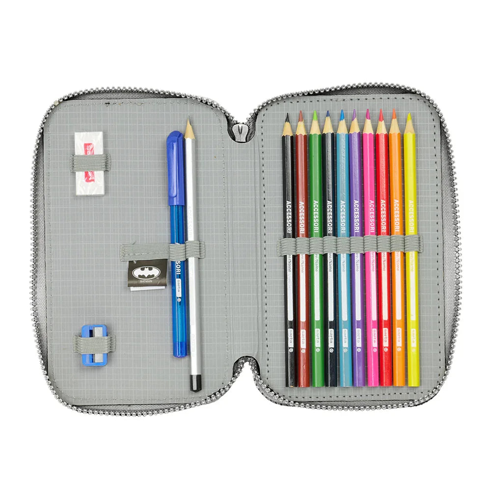 Offenes Federmäppchen mit Buntstiften, Bleistift, Radiergummi, Spitzer und Batman-Logo