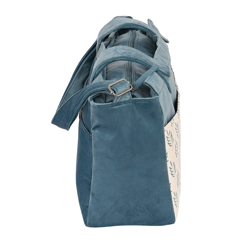 Blaue Wickeltasche mit verstellbarem Riemen und Blattmuster an der Seite