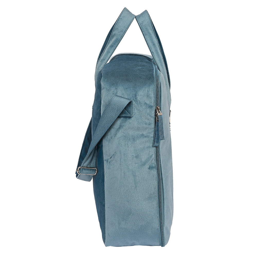 Blaue Samttasche mit Reißverschluss und verstellbarem Riemen