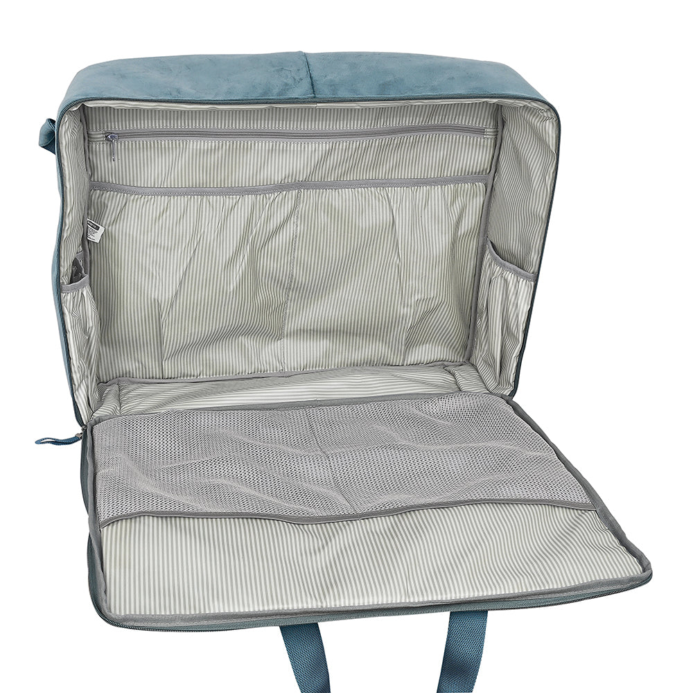Offene blaue Wickeltasche mit gestreiftem Innenfutter und mehreren Fächern