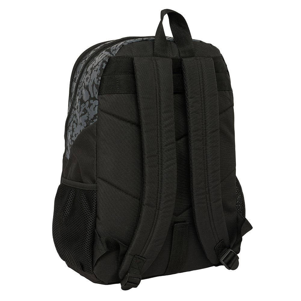 Rückansicht eines schwarzen Rucksacks mit gepolsterten Trägern und einem gemusterten oberen Bereich