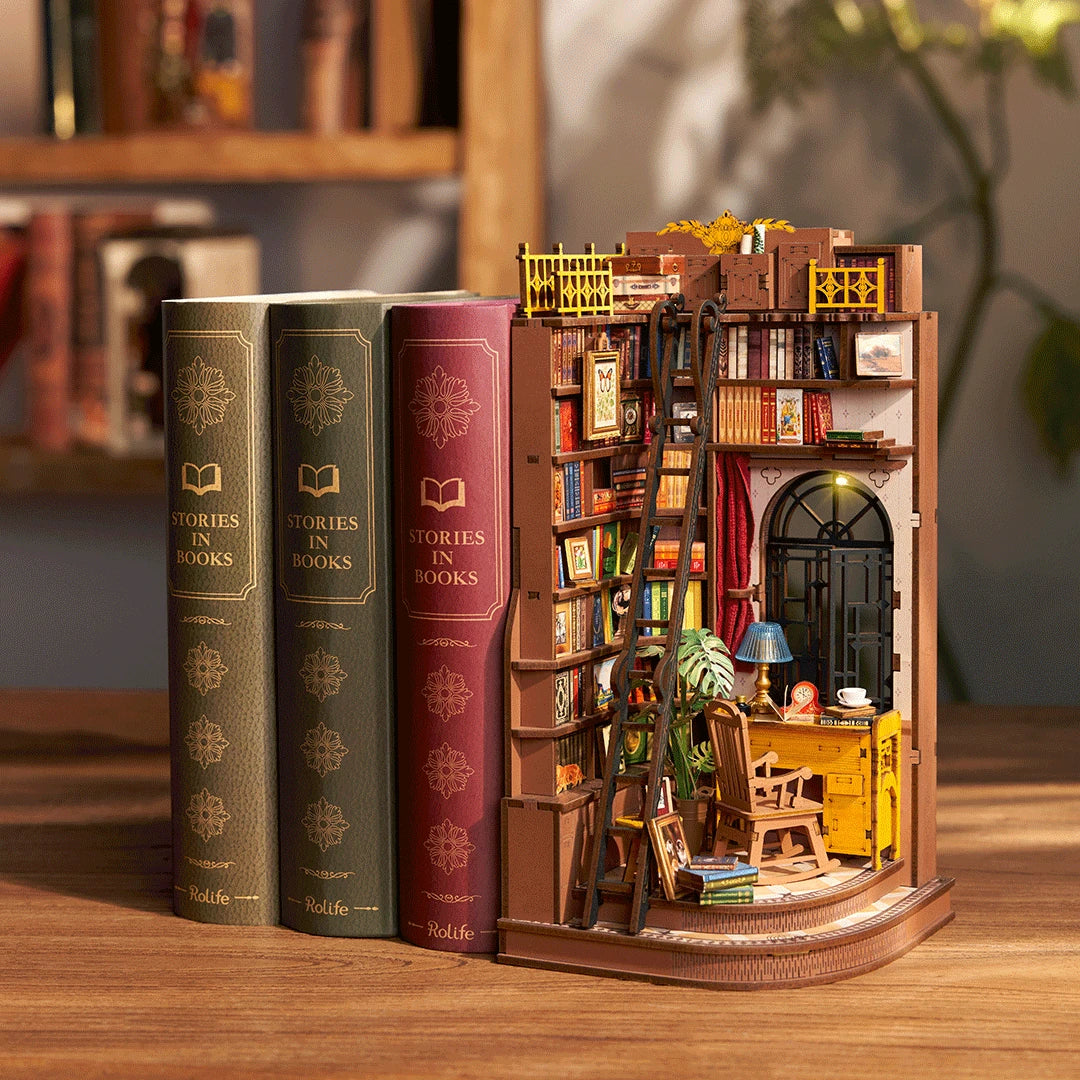 Miniatur Buchnische mit Bibliothek und Leiter zwischen drei dekorativen Buchattrappen
