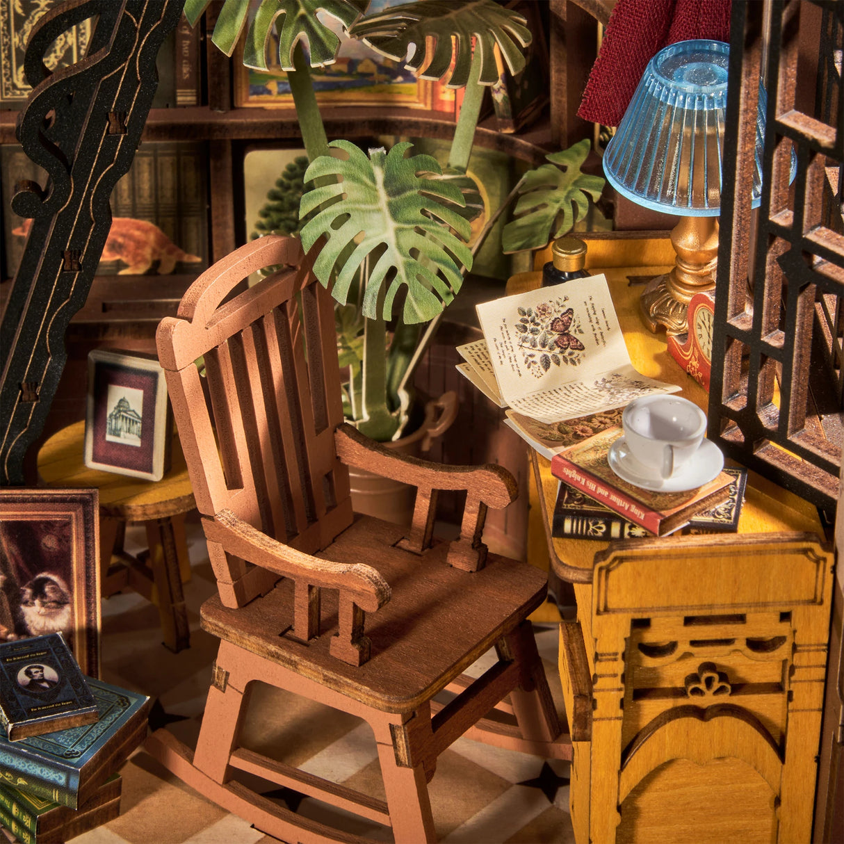 Miniatur Schaukelstuhl in einem Raum mit Schreibtisch Lampe und Zimmerpflanze