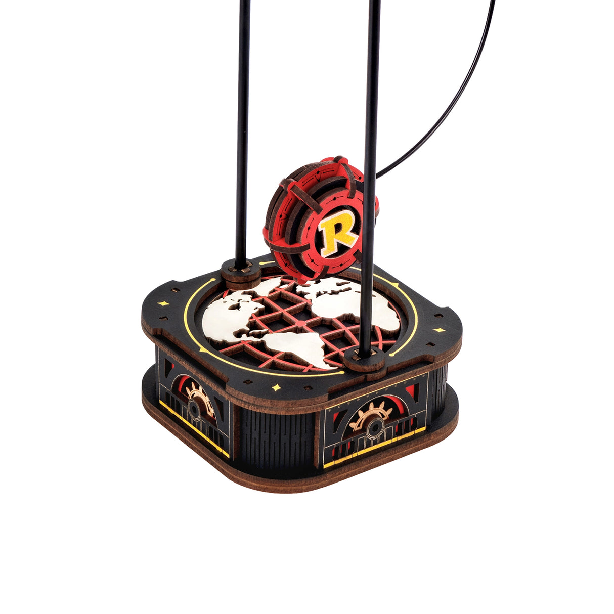 Holzmodell eines Globus mit einem roten Rad und gelbem R-Logo