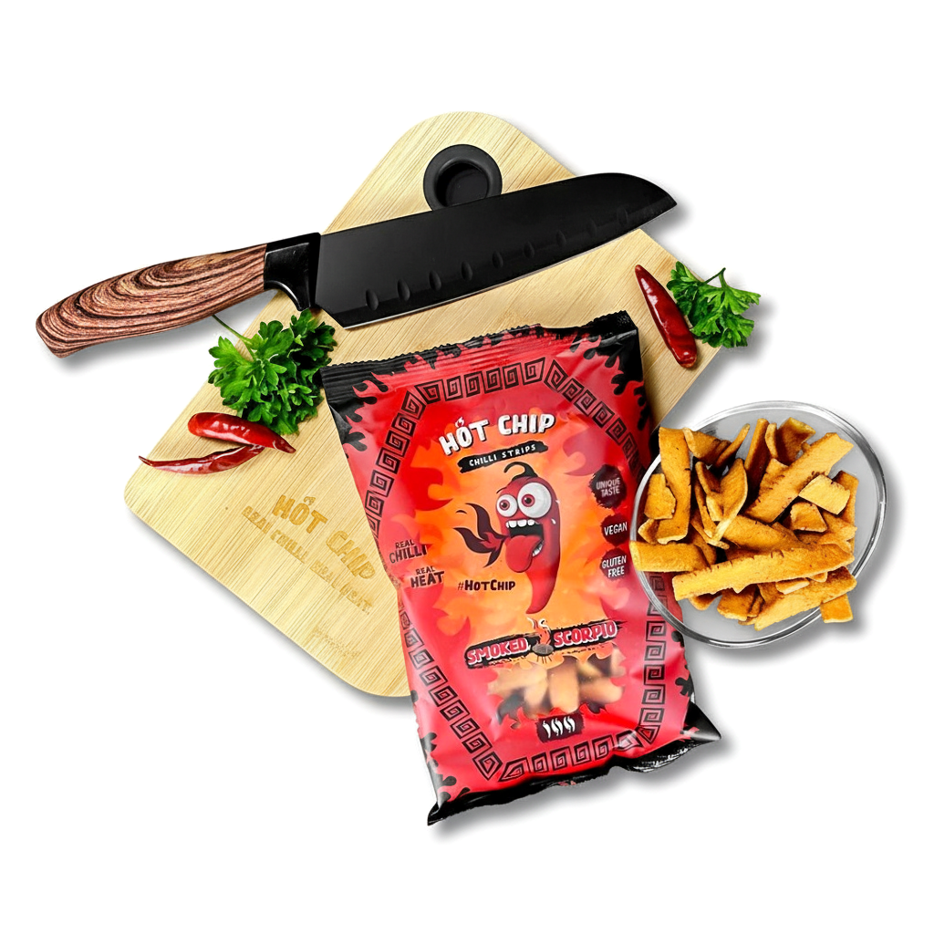Hot Chip Chilli Strips Packung mit Schüssel voller Chips, Messer und Chilischoten auf Schneidebrett