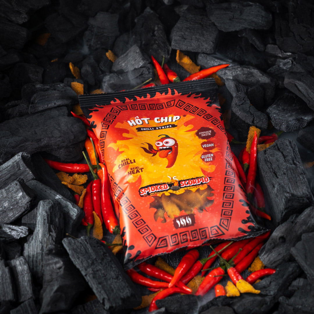 Hot Chip Chilli Strips Packung mit roten Chilischoten und Holzkohle