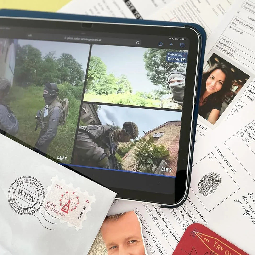 Tablet zeigt Überwachungsaufnahmen, umgeben von Dokumenten, Briefen und einem Fingerabdruck
