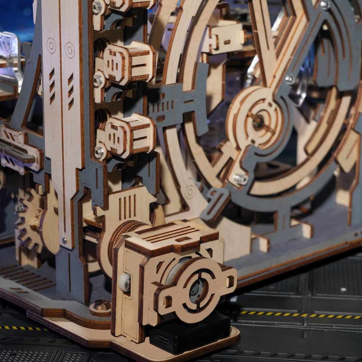 Nahaufnahme eines komplexen Holzmodells mit Zahnrädern und mechanischen Elementen