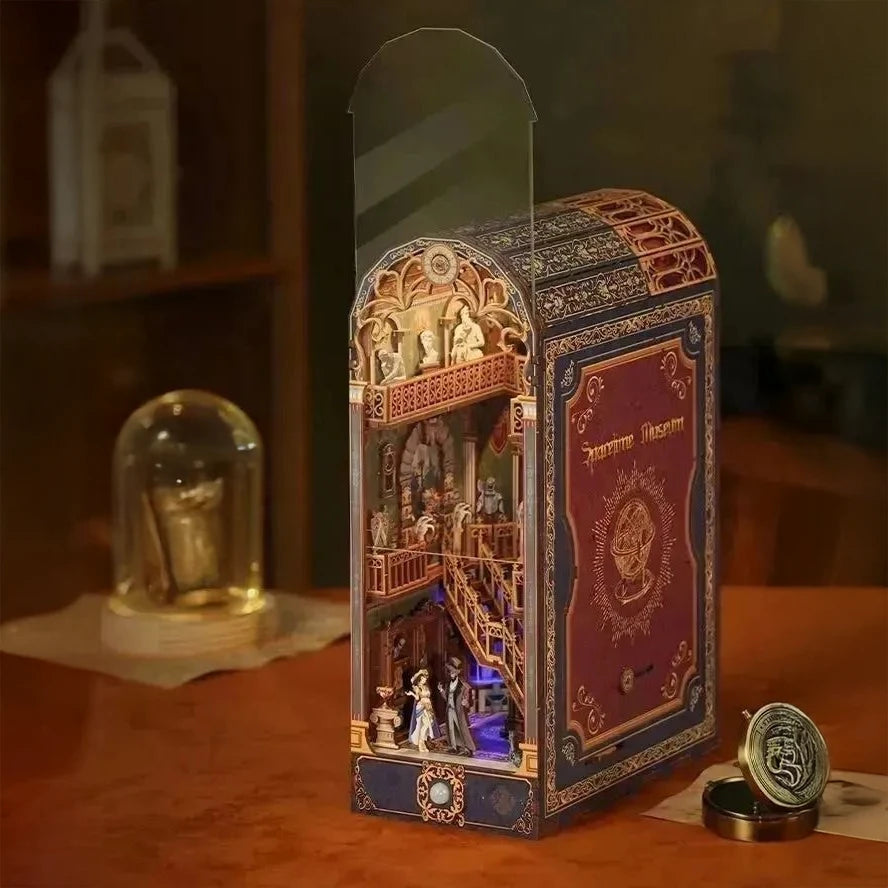 Miniatur-Diorama eines Museums mit Figuren und Treppen in einem Buchregal-Einsatz