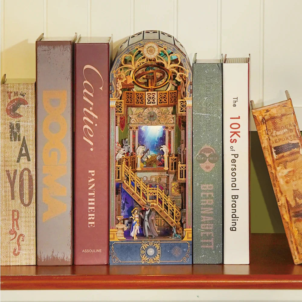 Ein Bücherregal mit verschiedenen Büchern und einem detaillierten, beleuchteten Book Nook in der Mitte