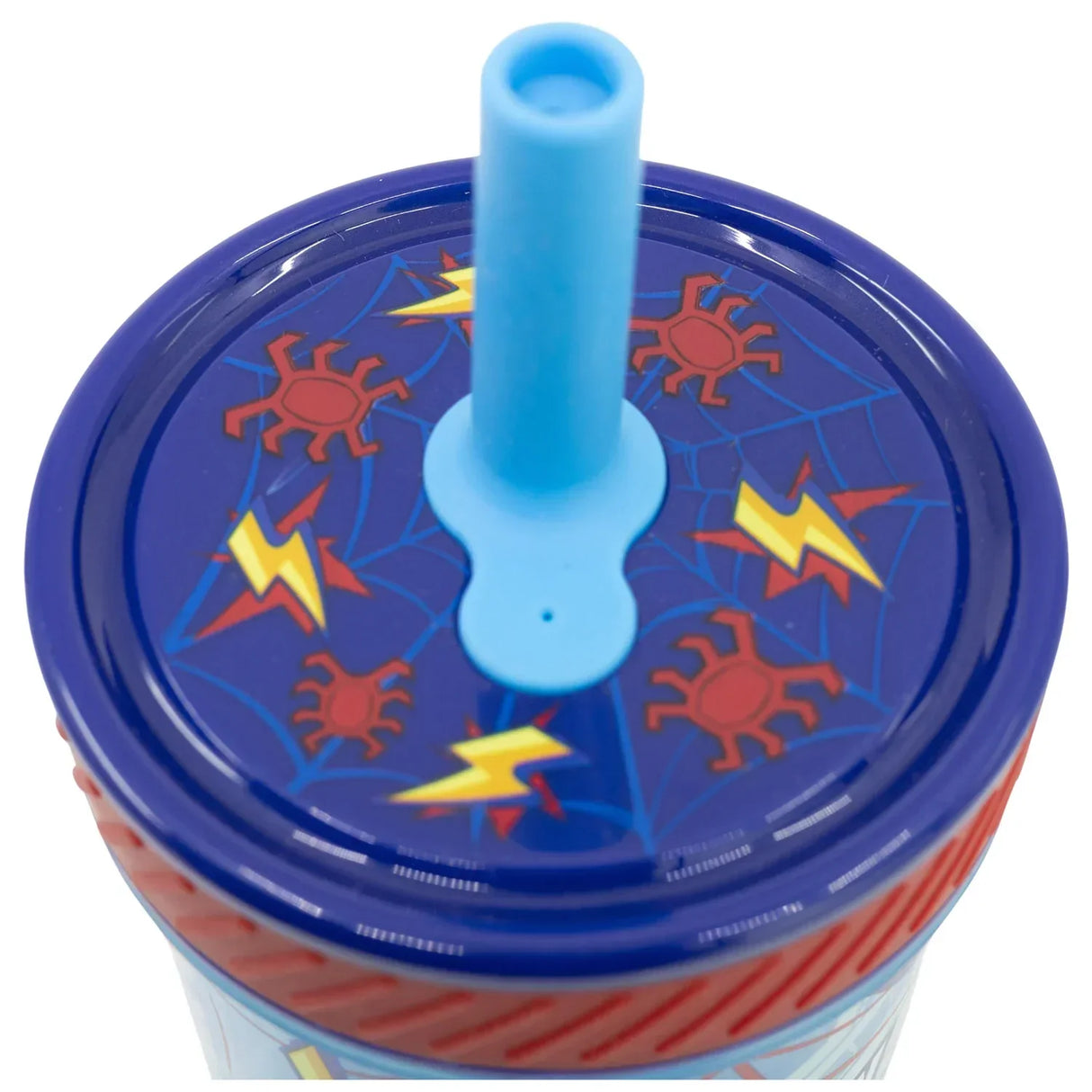 Blauer Trinkbecherdeckel mit Spinnen und Blitzmotiven sowie einem hellblauen Trinkhalm