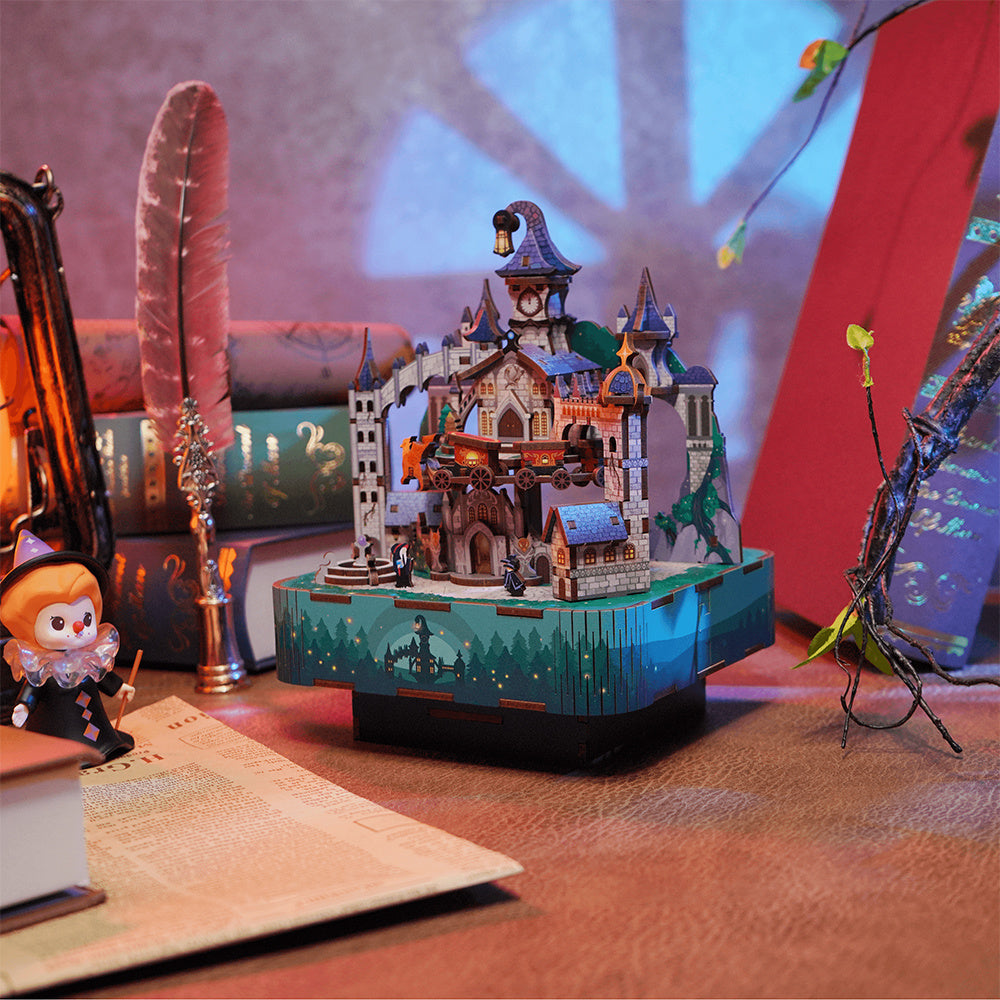 Miniatur-Zauberschloss-Diorama mit Büchern und Federkiel