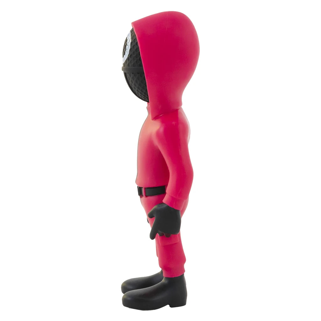 Seitenansicht einer Squid Game Figur in rotem Overall mit schwarzer Maske