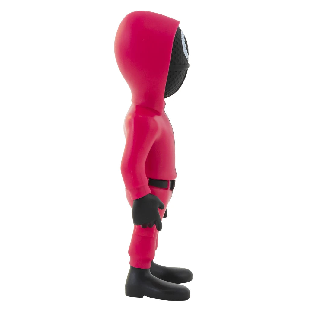 Seitenansicht einer roten Squid Game Figur mit Kapuze und schwarzer Maske
