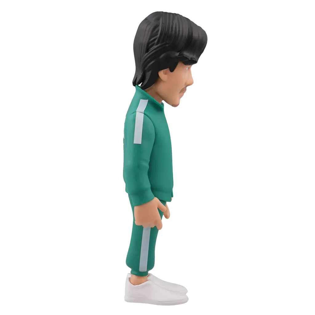 Seong Gi-hun Figur aus Squid Game in grünem Trainingsanzug mit weißen Streifen