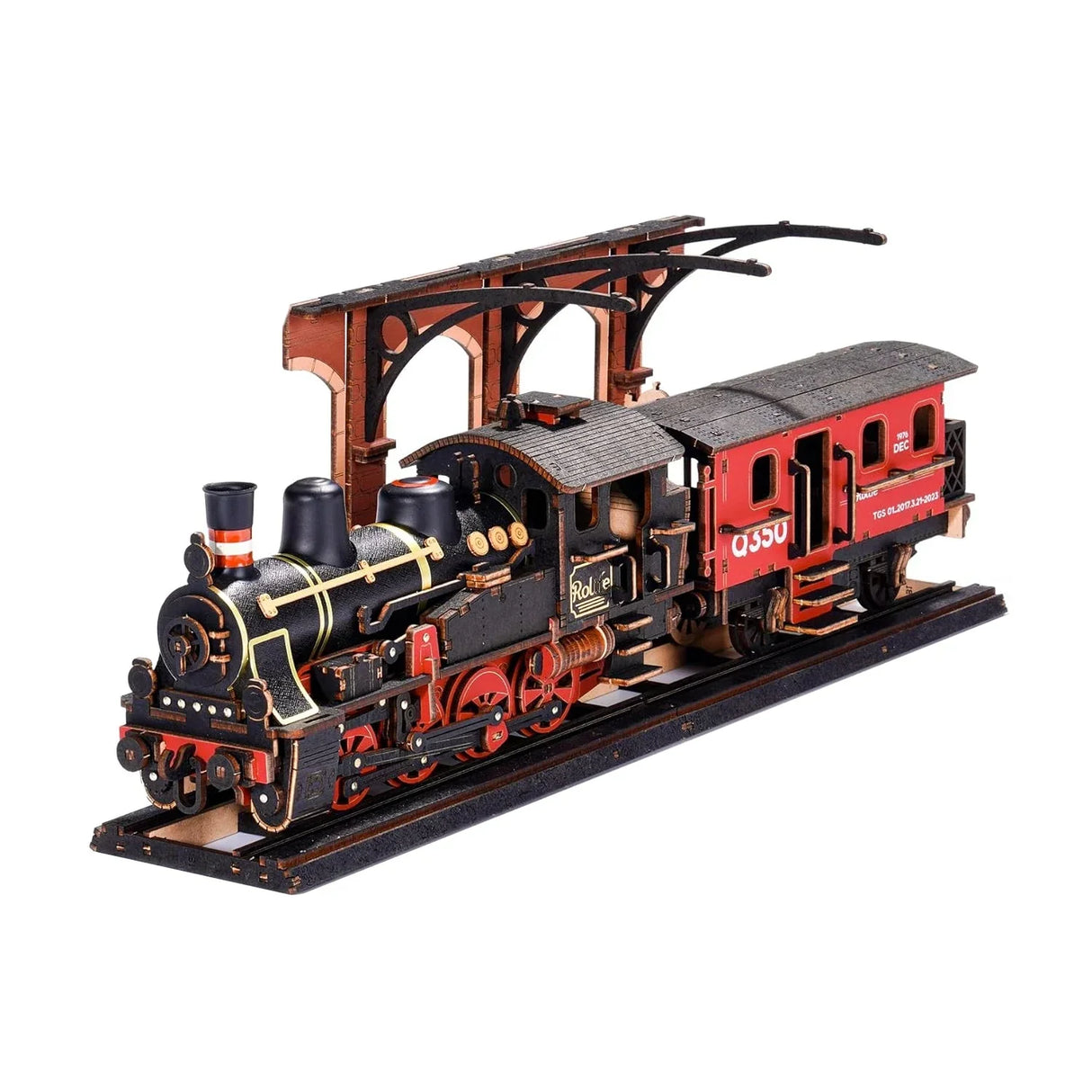 Holzmodell eines schwarzen und roten Zuges mit der Nummer Q350 auf den Gleisen unter einem Bahnhofsdach