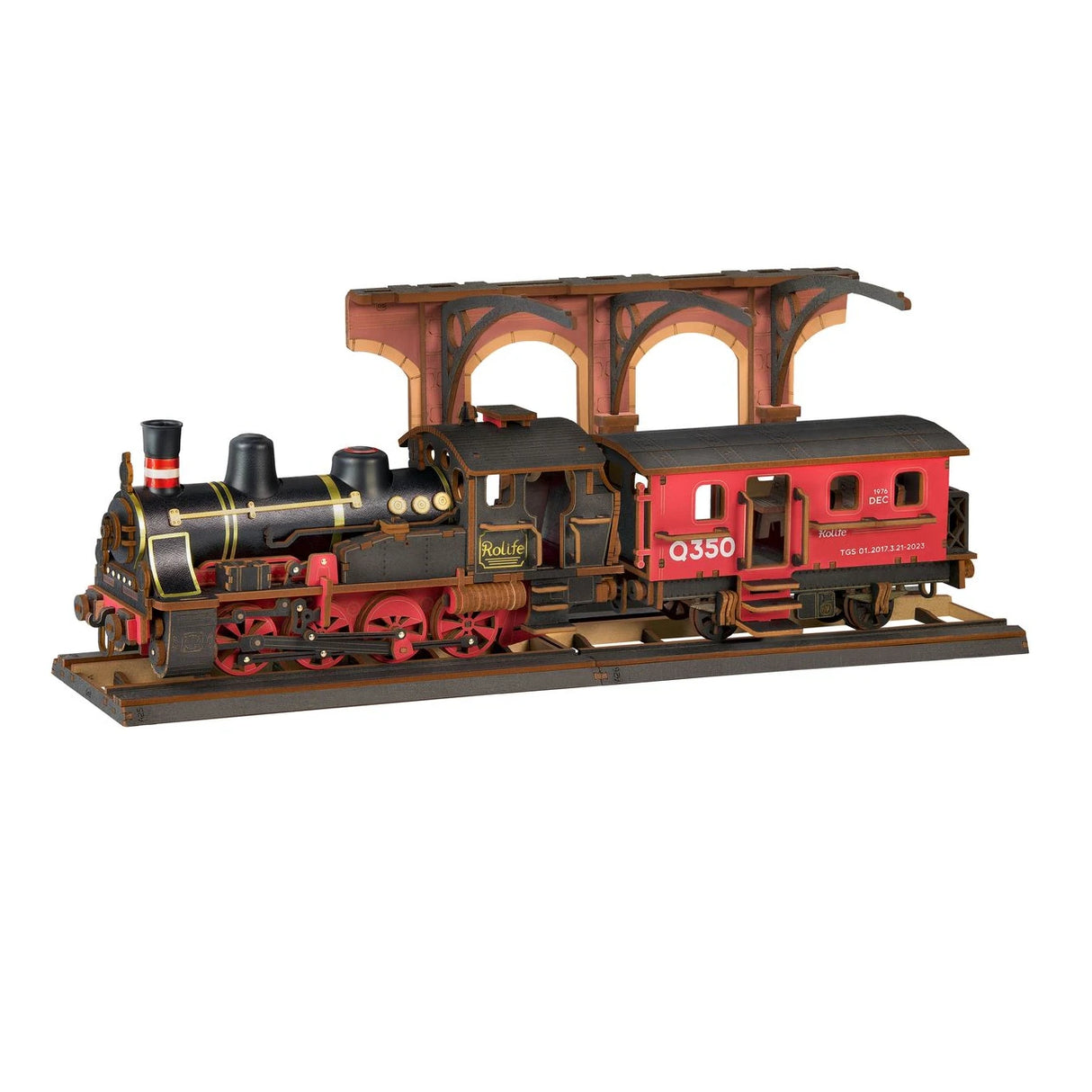 Holzmodell eines schwarzen Zuges mit rotem Waggon auf Schienen und einem Holzviadukt im Hintergrund