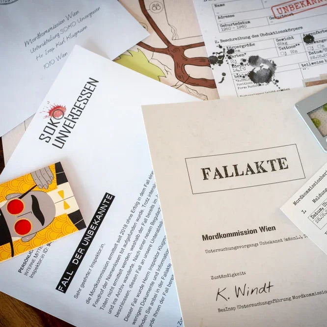 Verschiedene Dokumente einer Mordkommission mit Fallakte und Briefen