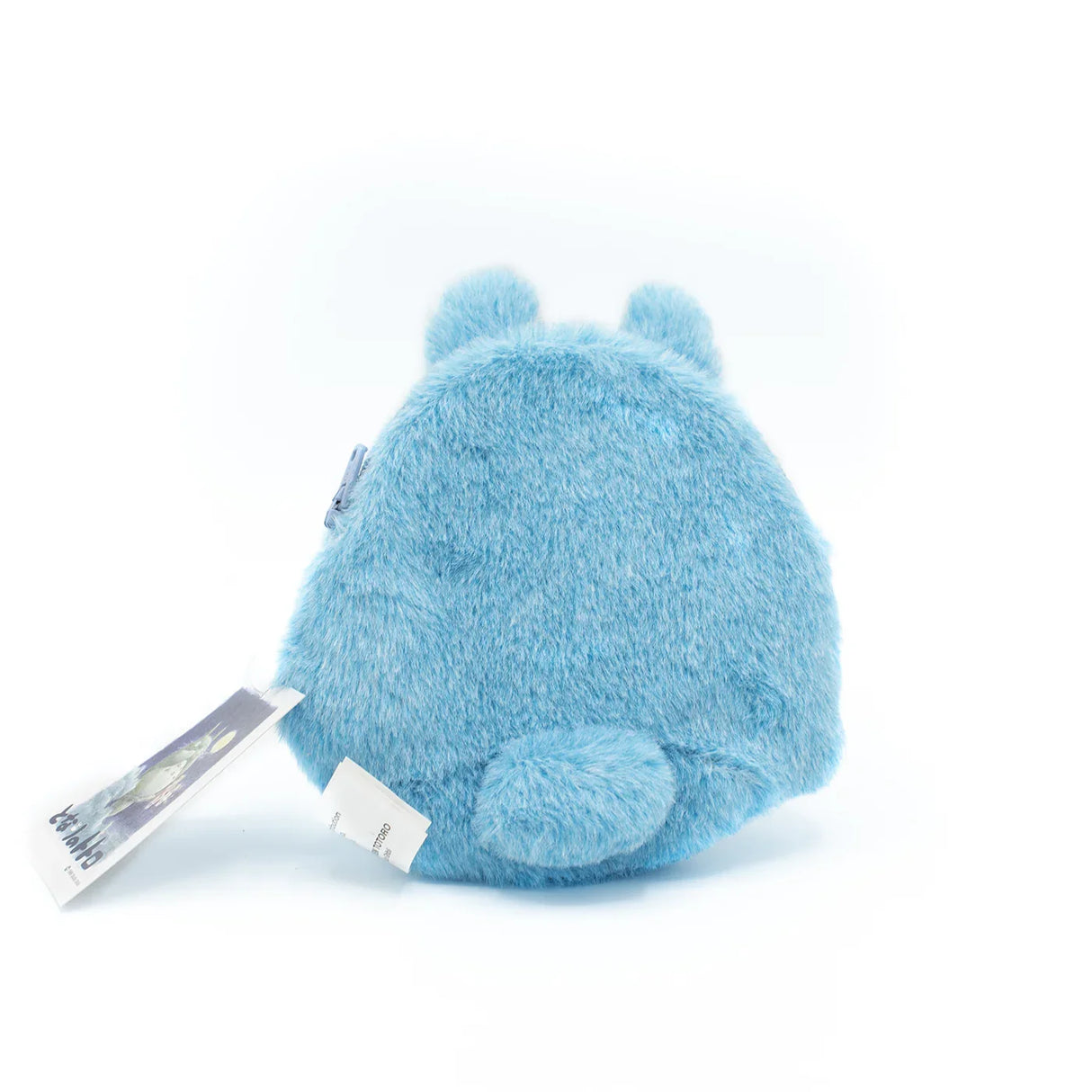 Blaue flauschige Tasche in Form einer Totoro Figur von hinten mit Produktetikett