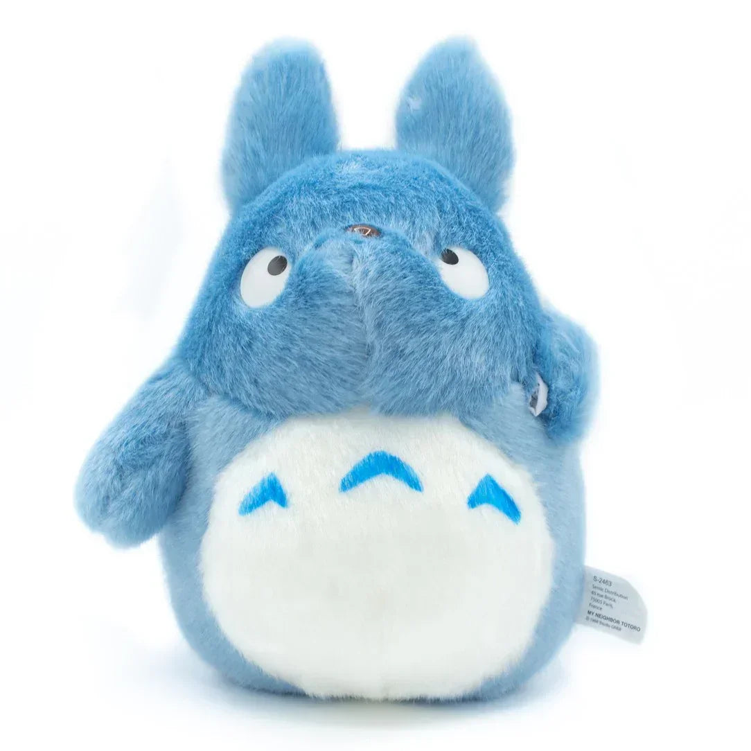 Blaues Totoro Plüschtier mit weißem Bauch und blauen Pfeilmustern