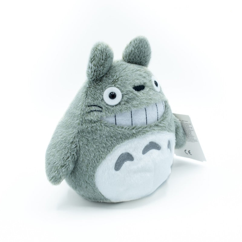 Graue Totoro Plüschfigur mit weißem Bauch und breitem Lächeln