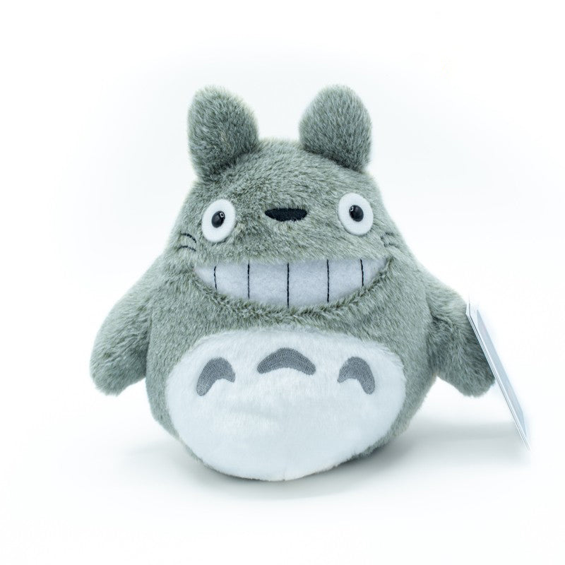 Graue Totoro Plüschfigur mit weißem Bauch und breitem Lächeln